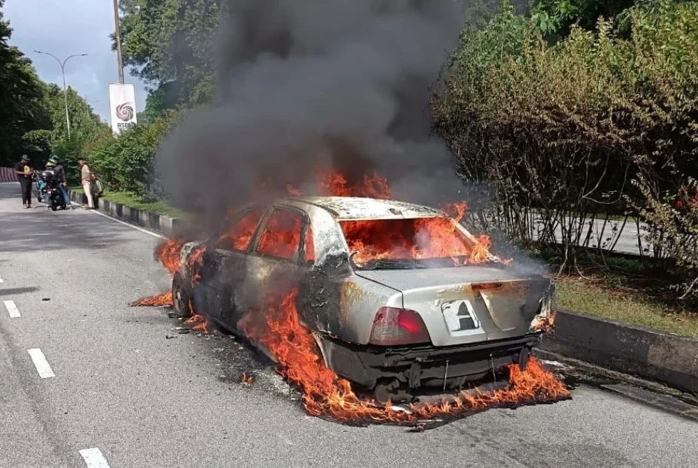 Sebuah kereta Proton Waja hangus dalam kejadian di Jalan Sultan Azlan Shah menghala ke Gelugor. Foto: JBPM Pulau Pinang