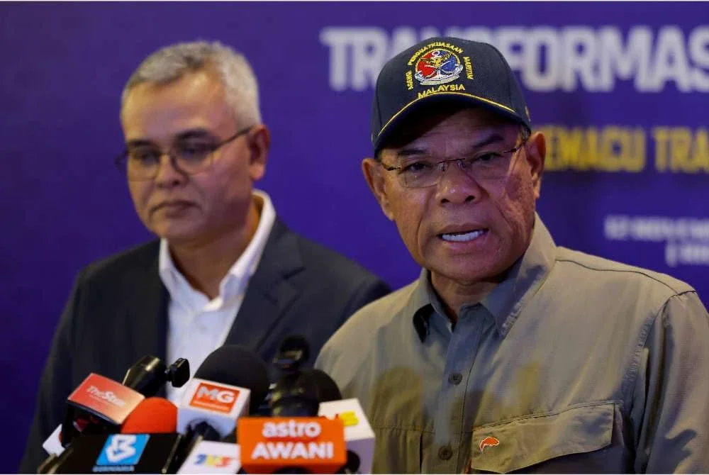 Saifuddin Nasution bercakap pada sidang akhbar selepas hadir ke Simposium Kecerdasan Buatan (AI) Transformasi Keselamatan 2025 di Putrajaya pada Rabu. - Foto Bernama