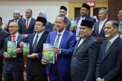 Menteri Besar, Datuk Seri Dr Ahmad Samsuri Mokhtar (tengah) bergambar selepas membentangkan belanjawan kerajaan Terengganu pada Persidangan Dewan Undangan Negeri(DUN) Terengganu 2025 di Wisma Darul Iman. Foto Bernama