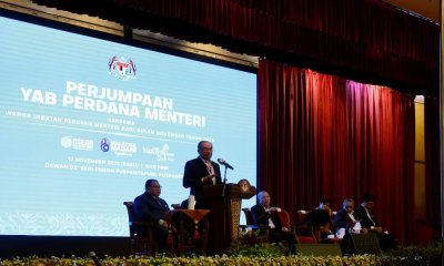 Perdana Menteri, Datuk Seri Anwar Ibrahim (kiri) ketika berucap pada Majlis Perjumpaan Perdana Menteri bersama warga Jabatan Perdana Menteri bagi November 2025 di Dewan De 'Seri Endon Puspanitapuri hari ini. Foto Bernama 