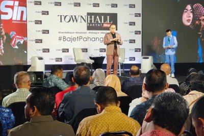 Wan Rosdy pada sesi Program Town Hall Rakyat anjuran Sinar Harian dengan kerjasama Unit Komunikasi Strategik Negeri Pahang (UKS) di Dewan Datuk Seri Abdul Manan Ismail pada Selasa.