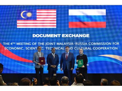 Menteri Pendidikan Tinggi, Datuk Seri Dr Zambry Abd Kadir (dua kiri) dan Sains dan Pendidikan Tinggi Rusia, Valery Falkov (dua kanan) menyaksikan pertukaran dokumen antara wakil dua negara sempena Mesyuarat Suruhanjaya Bersama Malaysia-Rusia bagi Kerjasama Ekonomi, Saintifik, Teknologi dan Kebudayaan (JC-ESTC) keempat yang berlangsung di sini pada Selasa.