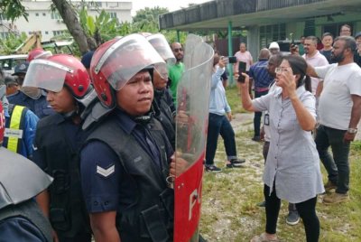 Anggota LSF melakukan kawalan di sekitar lokasi pengosongan.