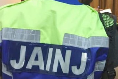 Anggota penguat kuasa JAINJ melakukan operasi cegah maksiat di beberapa hotel bajet pada awal pagi Rabu. Foto JAINJ