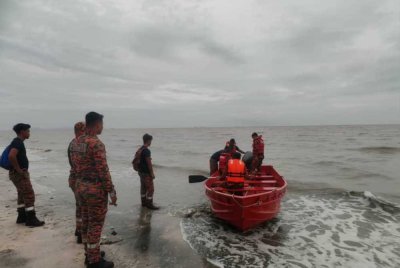 Operasi mencari dan menyelamat (SAR) seorang nelayan yang dikhuatiri hilang selepas keluar mencari ketam pada Selasa di Pantai Rambah, Pontian.