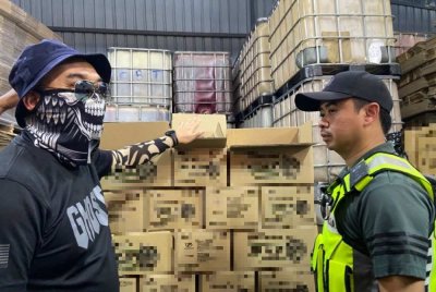 Minyak pelincir kenderaan tiruan yang dirampas selepas enam kilang diserbu oleh KPDN Selangor pada Rabu.