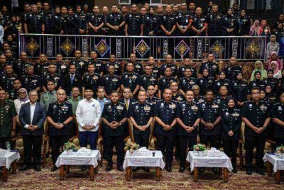 Mohd Khalid (tengah) bergambar bersama selepas menyampaikan surat penghargaan tolak rasuah dan Anugerah Integriti Polis Diraja Malaysia (PDRM) pada Majlis Pengiktirafan Tolak Rasuah dan Sambutan Bulan Integriti Peringkat PDRM 2025 di Maktab PDRM, Cheras. - Foto Bernama 