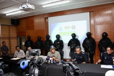 Saifuddin Nasution (tengah) pada sidang akhbar perkembangan operasi mencari dan menyelamat (SAR) mangsa bot karam di Langkawi pada Rabu. - Foto Polis Langkawi