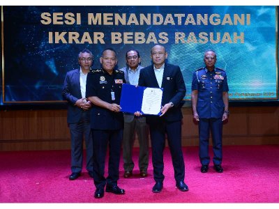 Menteri Pertahanan, Datuk Seri Mohamed  Khaled Nordin (tengah) menyaksikan sesi penyerahan dokumen ikrar bebas rasuah pada Majlis Sambutan Hari Integriti dan Hari Inovasi Kementerian Pertahanan 2025 di Auditorium  Kementerian Pertahanan pada Selasa.