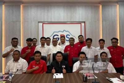 Fairuz (duduk, tengah) ketika menghadiri Mesyuarat Exco Pemuda Gagasan Rakyat bagi penyerahan tugas-tugas kempen pilihan raya di Kota Kinabalu.