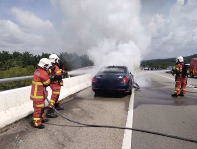 Anggota bomba bertungkus lumus memadamkan kebakaran Skereta Mercedes S400H di Tasek Gelugor. Foto: JBPM Pulau Pinang 
