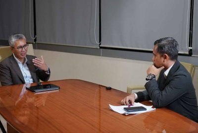 Tengku Zafrul ketika program Interviu yang dihoskan Haizir Othman (kanan).