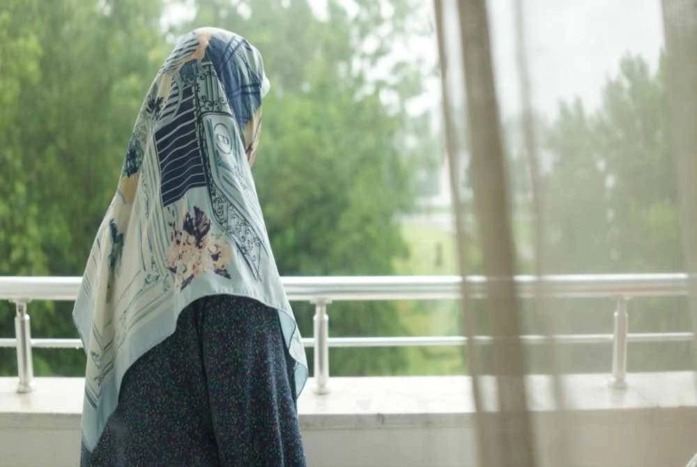 Nilai seseorang wanita sering diukur berdasarkan status pekerjaan, bukan keikhlasan atau pengorbanan dilakukan dalam keluarga.