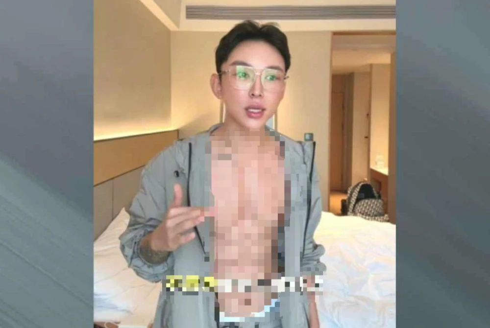 Hao menunjukkan perut berotot selepas menyuntik dengan cecair asid hialuronik. - Agensi