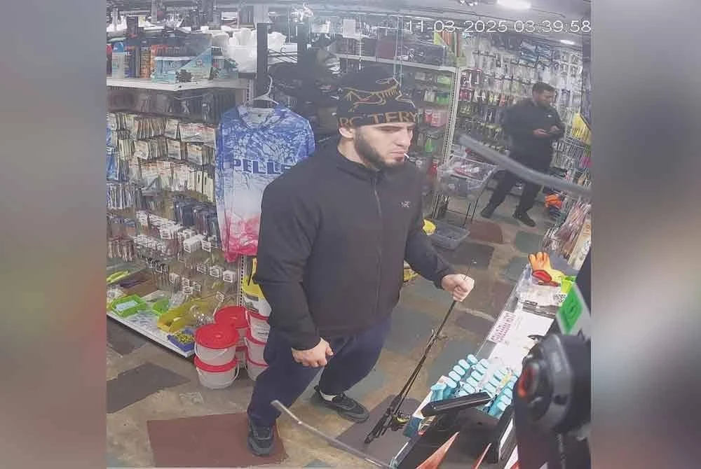 Islam dilihat membeli kelengkapan memancing di sebuah kedai pancing tempatan, Pells Bait and Tackle. FOTO: Agensi