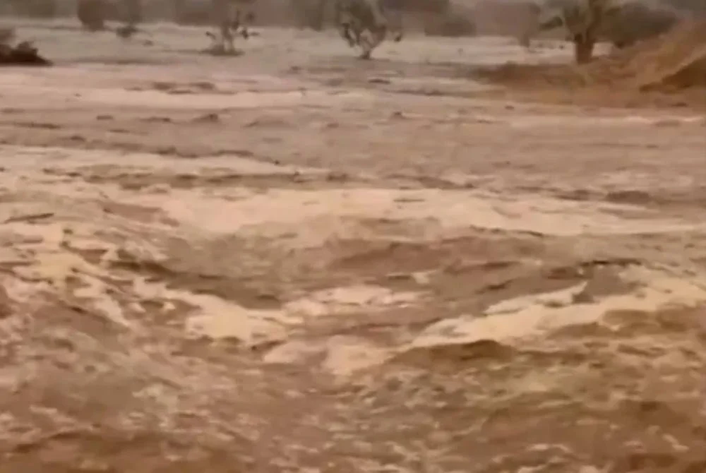 Kawasan lembah turut dilanda banjir. - Foto Agensi
