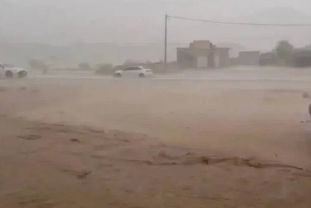 Hujan lebat mengakibatkan sesetengah kawasan dinaiki air. - Foto Agensi