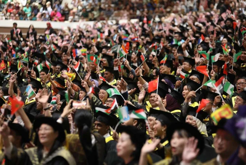 Seramai 2,334 graduan City University Malaysia daripada pelbagai disiplin pengajian diraikan pada Majlis Konvokesyen 2024/2025 di WTC KL.