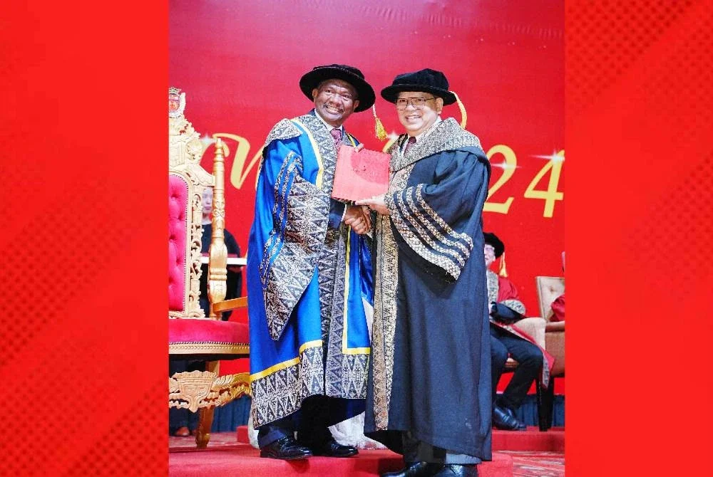 Johari (kanan) menerima ijazah DBA daripada City University Malaysia.