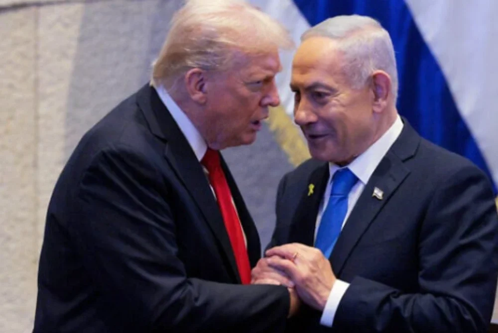 Trump (kiri) menyifatkan kes terhadap Netanyahu (kanan) sebagai politik dan tidak wajar, memuji pencapaian Netanyahu sebagai pemimpin Israel. Foto Agensi
