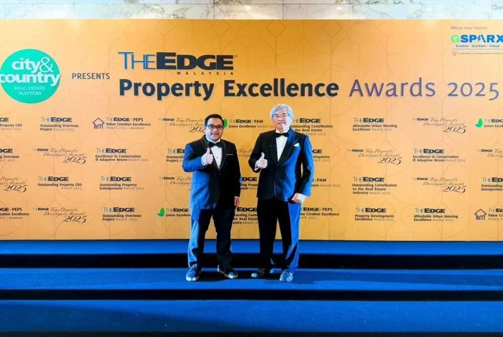 Dari kanan, Pengarah Eksekutif M K Land, Lau Shu Chuan dan Ketua Pegawai Operasi, Ahmad Soalahuddin hadir di Anugerah The Edge Malaysia Top Property Developers Award 2025 di mana M K Land tersenarai dalam kedudukan 30 terbaik secara keseluruhan dan 20 terbaik bagi Atribut Kuantitatif.