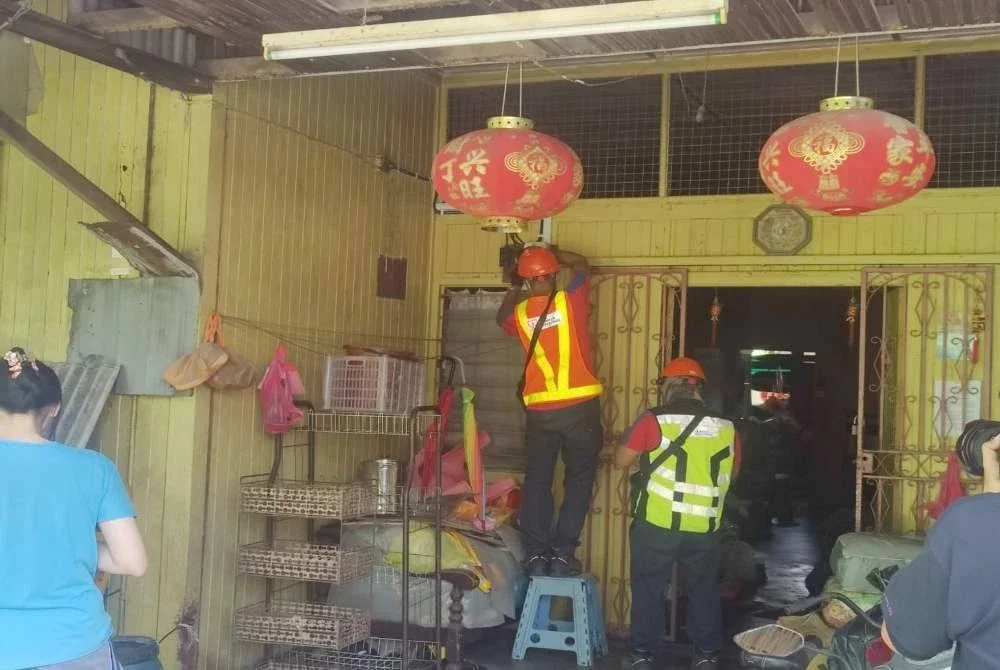 Petugas TNB memotong bekalan elektrik di rumah penduduk sebelum kerja-kerja perobohan dijalankan.