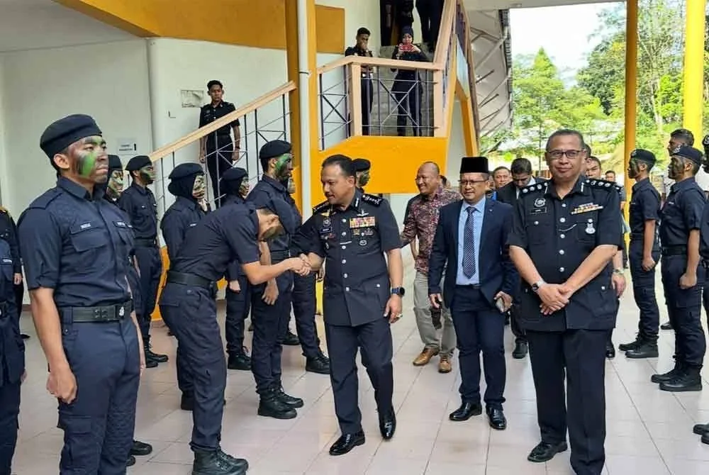 Mohd Yusoff (tengah) yang tiba di UiTM Machang dan bersalaman dengan pelajar.