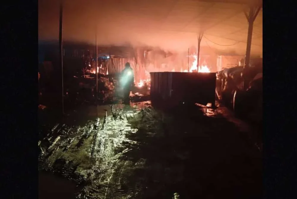 Kebakaran melibatkan sebuah kilang separa kekal berukuran 60x80 kaki persegi. - Foto JBPM Johor