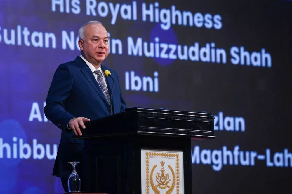 Sultan Nazrin ketika menyampaikan titah diraja pada Persidangan dan Festival Perhubungan Awam Global (GPRCF) Malaysia 2025 di Kuala Lumpur hari ini. Foto Bernama 