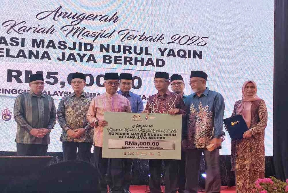 Al-Sultan Abdullah mengurniakan anugerah koperasi kariah masjid terbaik 2025 dan pengurniaan anugerah koperasi masjid harapan 2205 kepada salah seorang wakil masjid pada Konvensyen Koperasi Kariah Masjid Peringkat Kebangsaan 2025 di sebuah hotel di bandaraya Kuantan pada Khamis. 