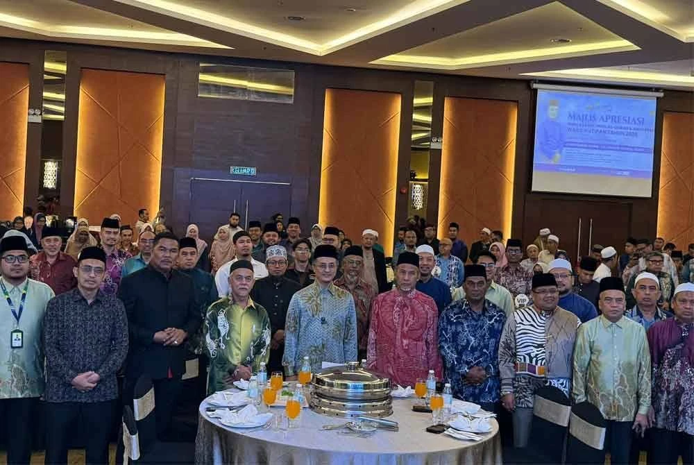 Mohamad (tengah) bergambar bersama Guru Agama, Guru Al-Quran dan Anugerah Wakil Kutipan Zakat MAINPP pada majlis yang diadakan pada Khamis.