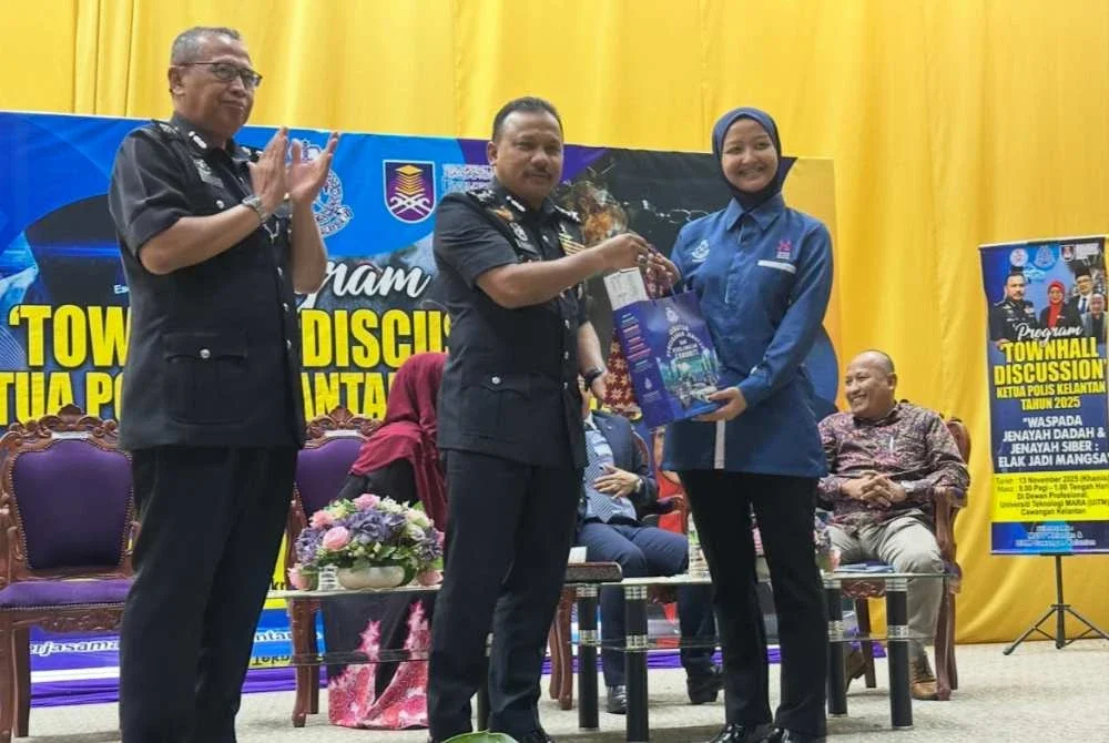 Mohd Yusoff (tengah) menyampaikan penghargaan kepada peserta program. FOTO SINAR HARIAN - ADILA SHARINNI WAHID