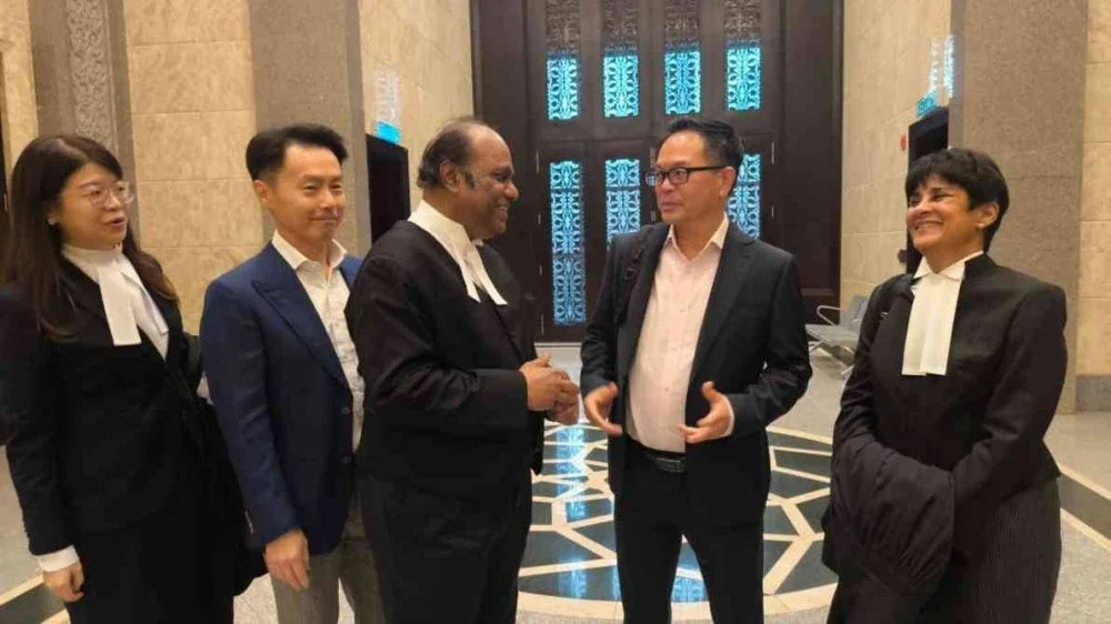 Cyrus (tiga dari kiri) dan Chee Chuen (dua dari kanan) hadir ke Mahkamah Persekutuan Putrajaya pada Khamis.