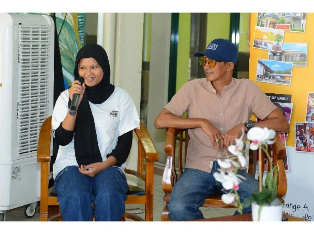 Teruna ditemani anaknya, Nor Aliya ketika berkongsi pengalaman tinggal di RMH HCTM-UKM.