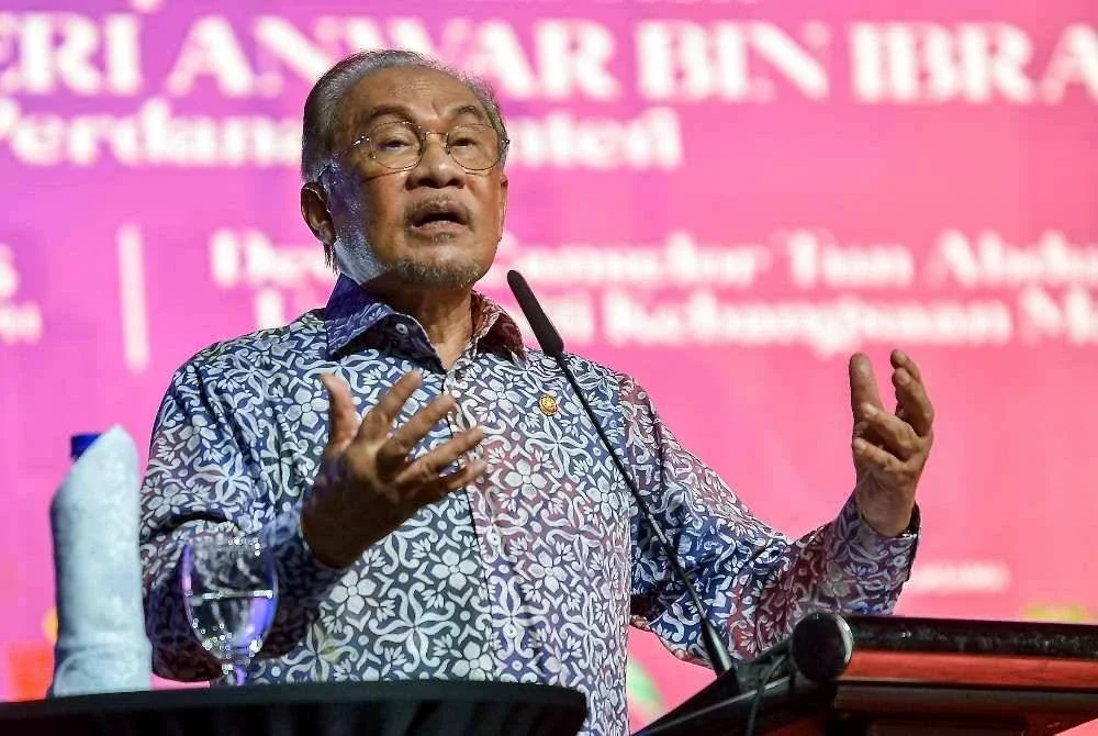 Anwar menyampaikan ucapan pada Majlis Perasmian Konvensyen Pengajian Islam Institut Pengajian Tinggi Antarabangsa 2025 di Dewan Canselor Tun Abdul Razak UKM pada Khamis. Foto Bernama