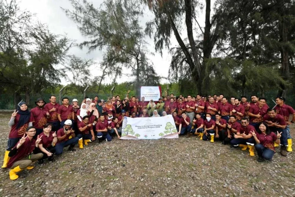 Edra Power Holdings Sdn Bhd menanam 1,000 anak pokok bakau di Stesen Janakuasa Jimah, Port Dickson. - Kredit foto Edra Power Holding Sdn Bhd
