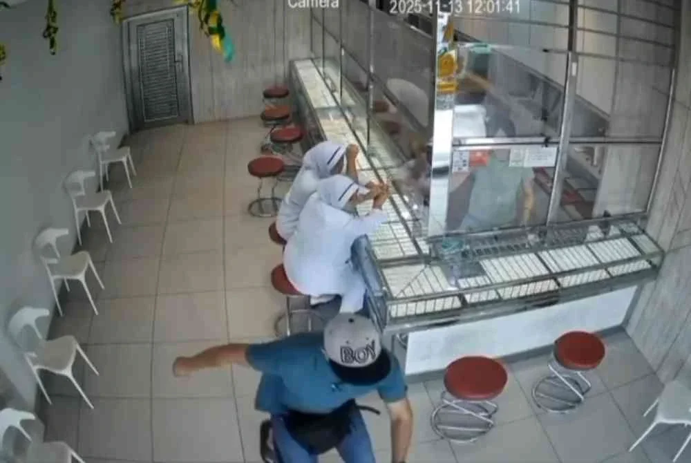 Suspek bertindak berlari keluar semasa pintu automatik dibuka.