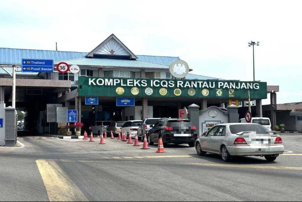 Kenderaan keluar ke Thailand dari Kelantan di ICQS, Rantau Panjang. - Foto Sinar Harian/Adila Sharinni Wahid