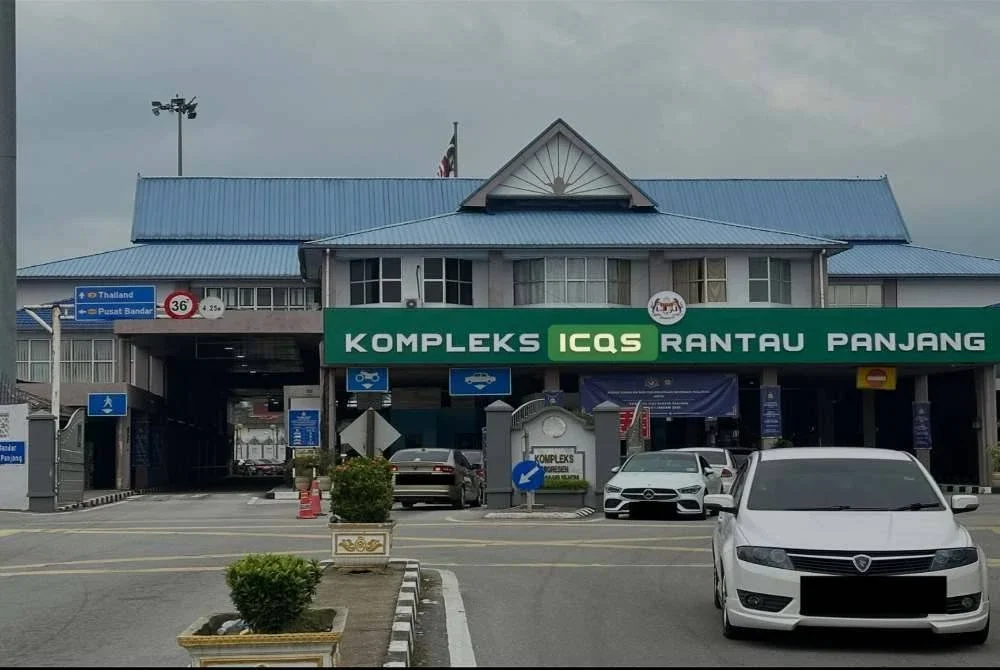 Kenderaan keluar ke Thailand dari Kelantan di ICQS, Rantau Panjang. - Foto Sinar Harian/Adila Sharinni Wahid