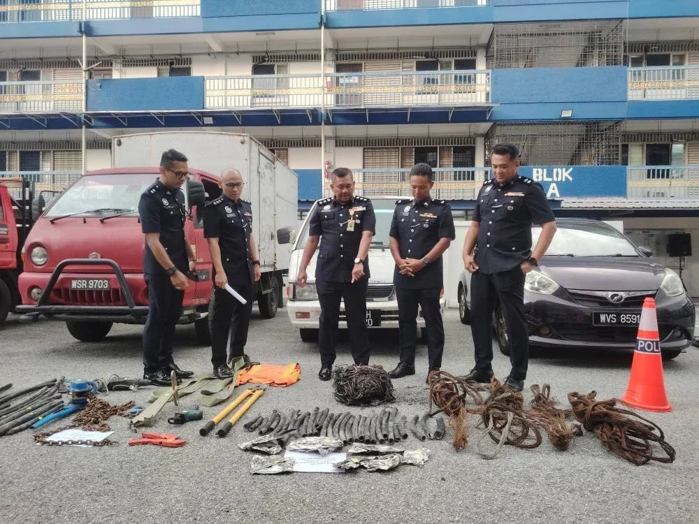 Mohamad Lazim (tengah) menunjukkan antara rampasan barang selepas tangkapan tujuh individu membabitkan geng curi kabel di Kuala Lumpur.