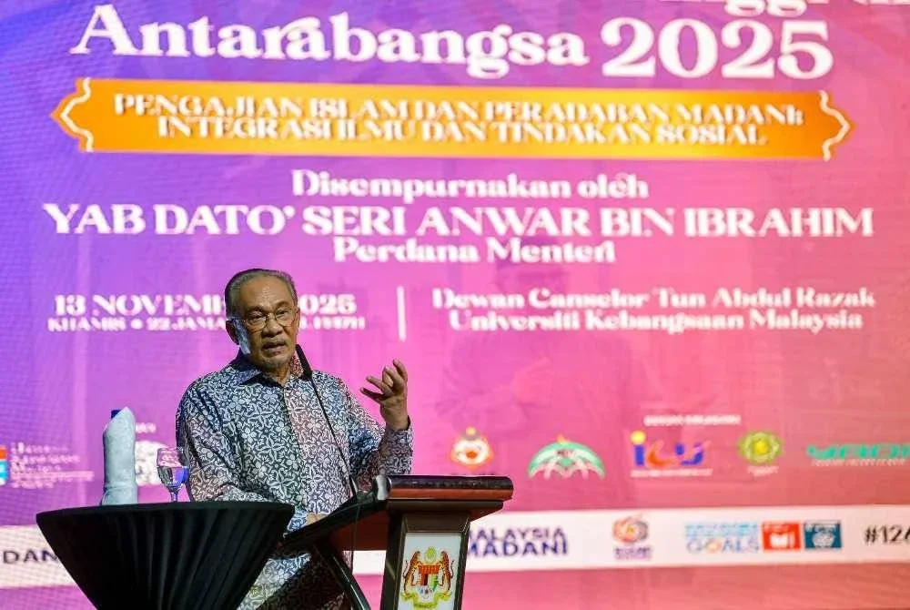 Anwar menyampaikan ucapan pada Majlis Perasmian Konvensyen Pengajian Islam Institut Pengajian Tinggi Antarabangsa 2025 di Dewan Canselor Tun Abdul Razak UKM pada Khamis. - Foto Bernama