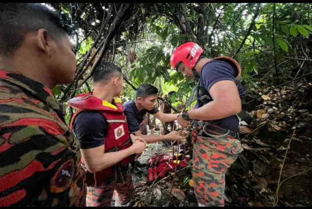 Terdapat tiga mangsa terperangkap di seberang sungai selepas arus deras menyukarkan mereka menyeberang semula ke laluan utama.