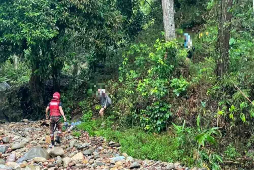 Tiga individu dilaporkan terperangkap di seberang Sungai Pisang akibat arus deras susulan hujan lebat pada Khamis.