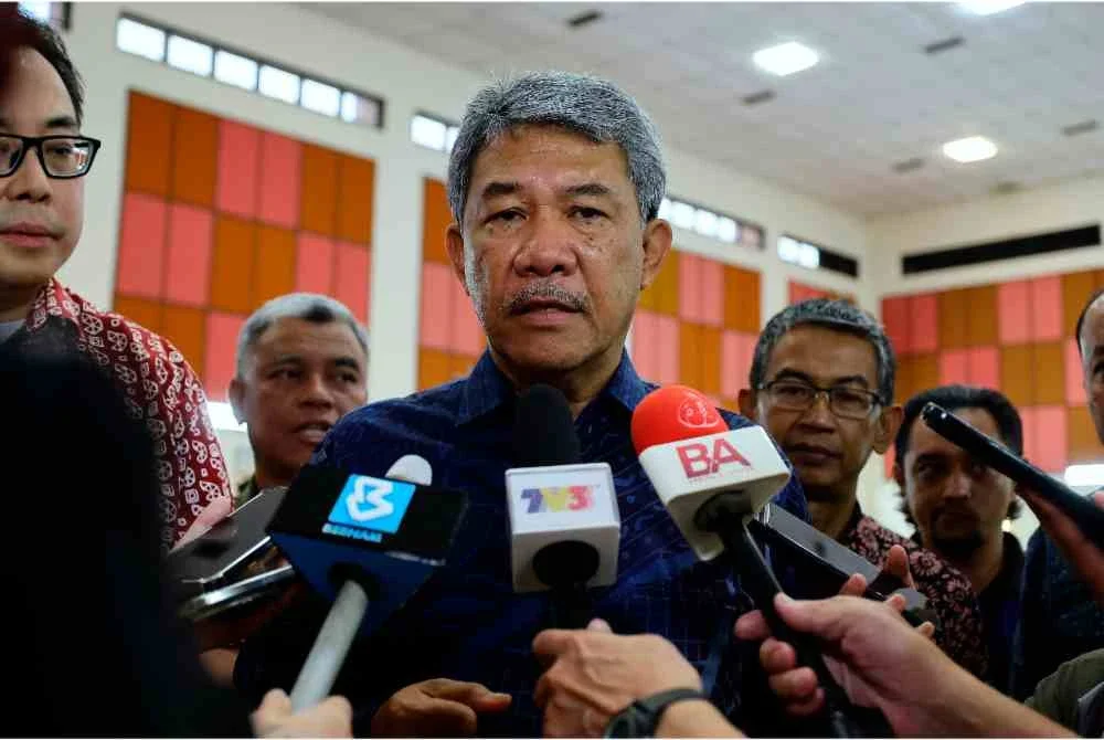 Mohamad ketika ditemui media selepas Majlis Penyampaian Kit Peperiksaan Sijil Pelajaran Malaysia (SPM) 2025 dalam Parlimen Rembau di Sekolah Menengah Kebangsaan Seri Pagi, pada Khamis. Foto Bernama