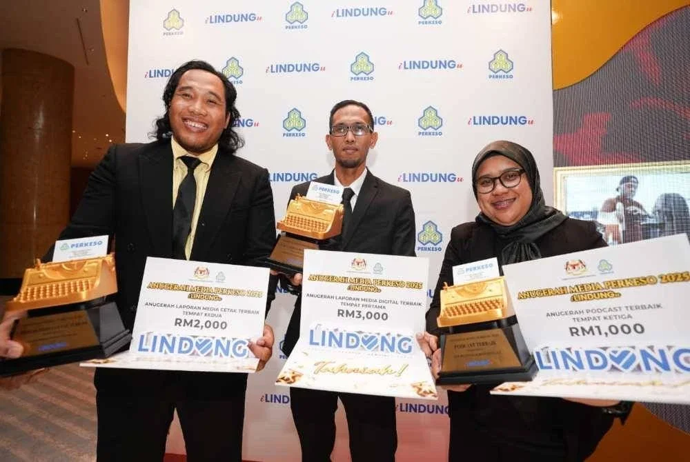 Dari kiri: Muhammad Afham, Mohd Ridzuan dan Nur Zilatulnaim bergambar dengan anugerah yang diterima sempena Anugerah Media PERKESO I Lindung U 2025. - Foto Sinar Harian/Rosli Talib