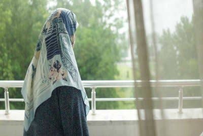 Nilai seseorang wanita sering diukur berdasarkan status pekerjaan, bukan keikhlasan atau pengorbanan dilakukan dalam keluarga.