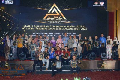 Rubiah (belakang, tengah) bergambar bersama barisan penerima anugerah pada Majlis AURA Wilayah Persekutuan dan Selangor 2024-2025 di WTCKL pada Rabu. - Foto: Mohd Halim Abdul Wahid