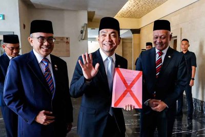 Onn Hafiz (tengah) menunjukkan Buku Belanjawan Johor 2026 Bangunan Sultan Ismail Kota Iskandar, Iskandar Puteri pada Khamis.