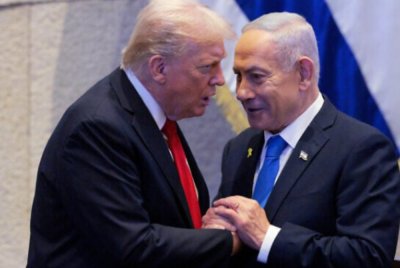 Trump (kiri) menyifatkan kes terhadap Netanyahu (kanan) sebagai politik dan tidak wajar, memuji pencapaian Netanyahu sebagai pemimpin Israel. Foto Agensi 