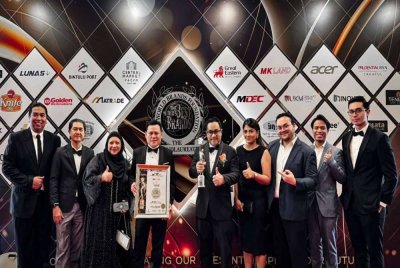 Wakil pengurusan M K Land pada Anugerah The BrandLaureate, di mana M K Land menerima anugerah Brand of the Year (Township Development Excellence) bagi projek utama di Damansara Perdana.